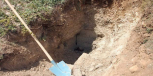Mezarlığın duvarına yaslanmış i’çiyorlarmış,