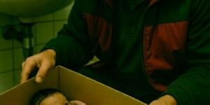 Benzin istasyonunun duvarlarındaki çatlaklardan uğuldarken